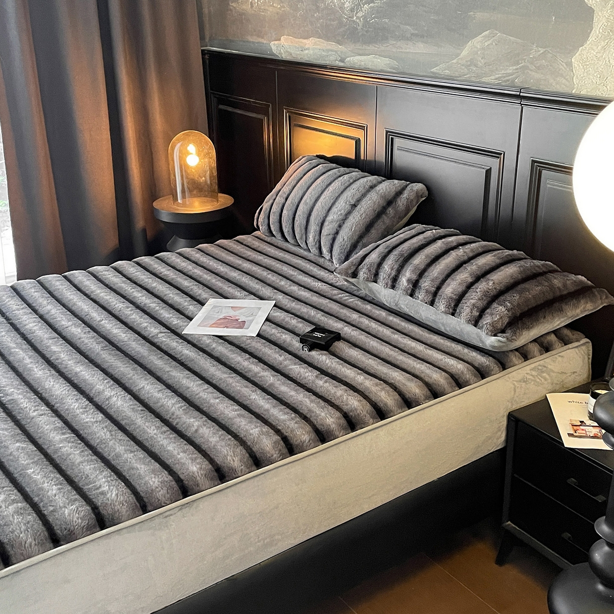 91家纺网 家纺一手货源 找家纺 库里梦家纺 2025新款美拉德托卡斯獭兔毛绒床笠三件套 条纹-深灰