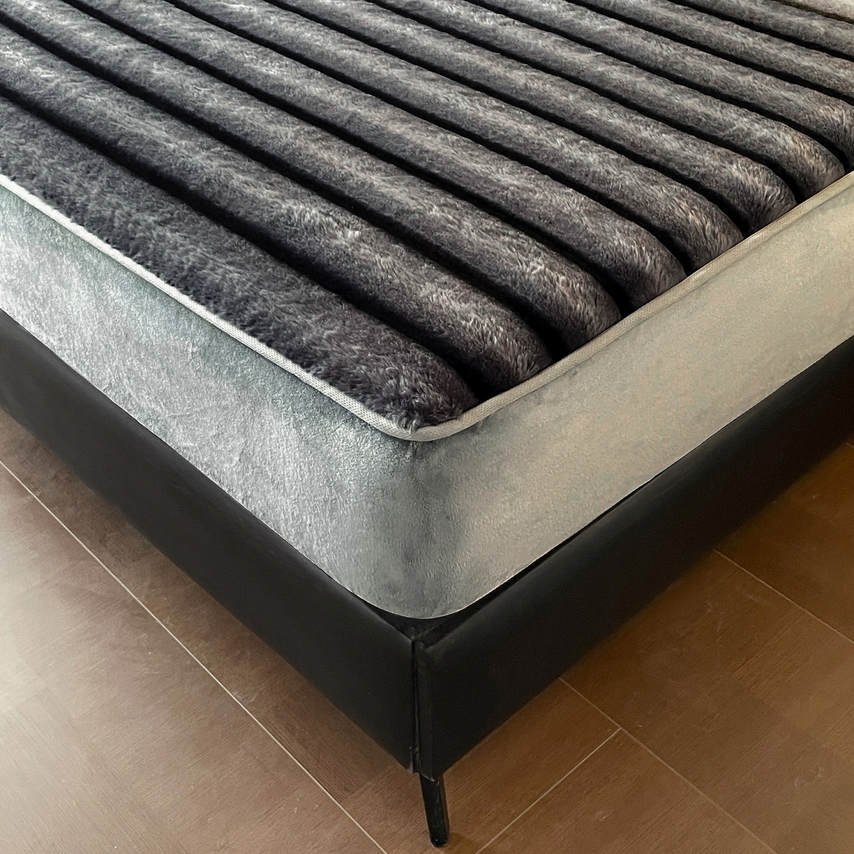 91家纺网 家纺一手货源 找家纺 库里梦家纺 2025新款美拉德托卡斯獭兔毛绒床笠三件套 条纹-深灰