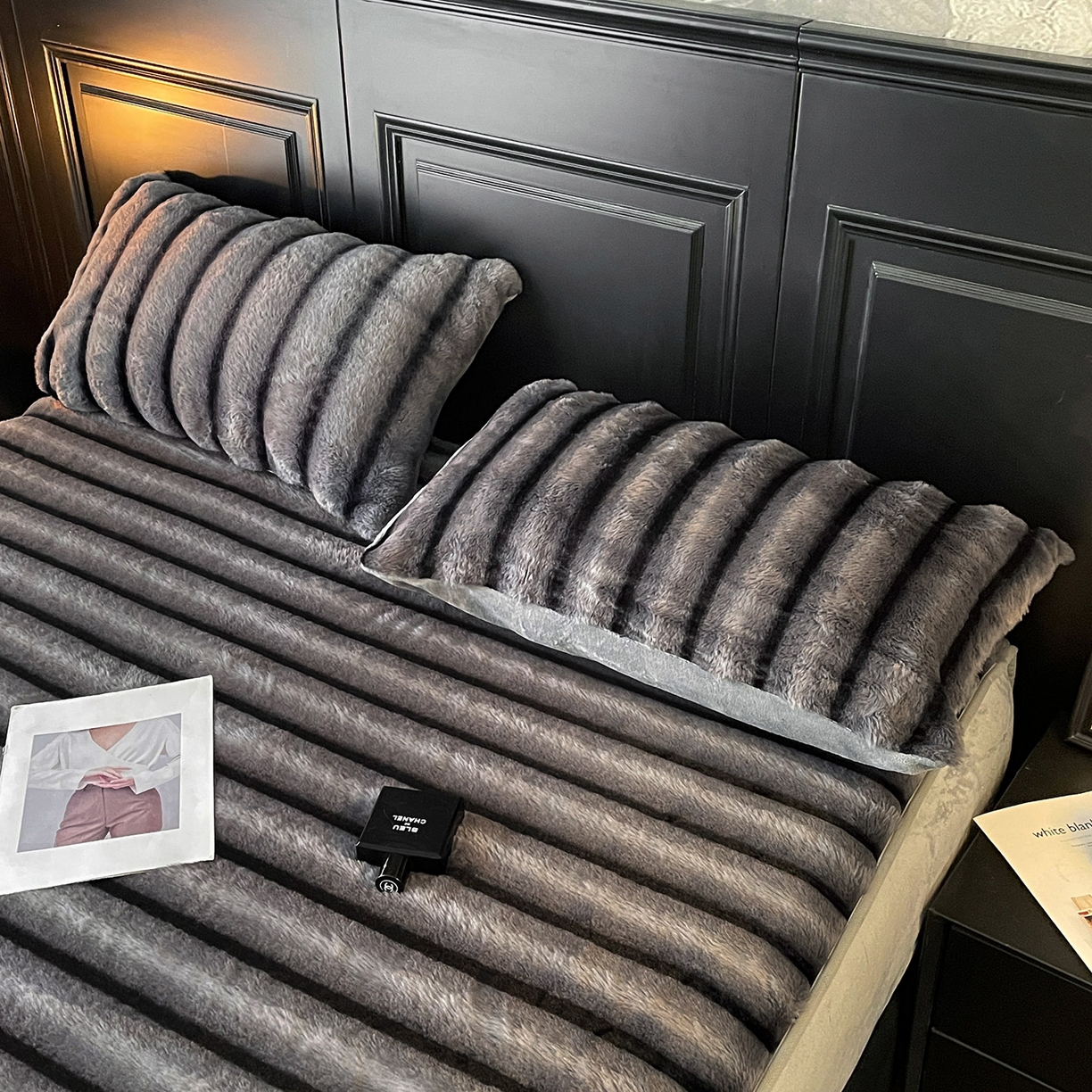 91家纺网 家纺一手货源 找家纺 库里梦家纺 2025新款美拉德托卡斯獭兔毛绒床笠三件套 条纹-深灰