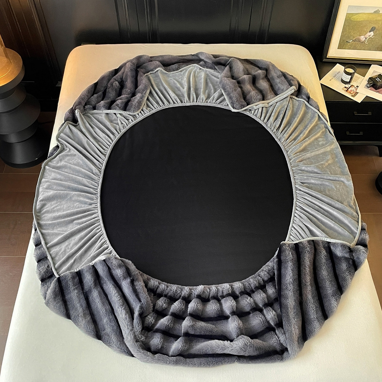 91家纺网 家纺一手货源 找家纺 库里梦家纺 2025新款美拉德托卡斯獭兔毛绒床笠三件套 条纹-深灰