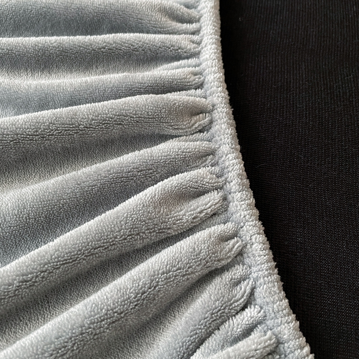 91家纺网 家纺一手货源 找家纺 库里梦家纺 2025新款美拉德托卡斯獭兔毛绒床笠三件套 条纹-深灰