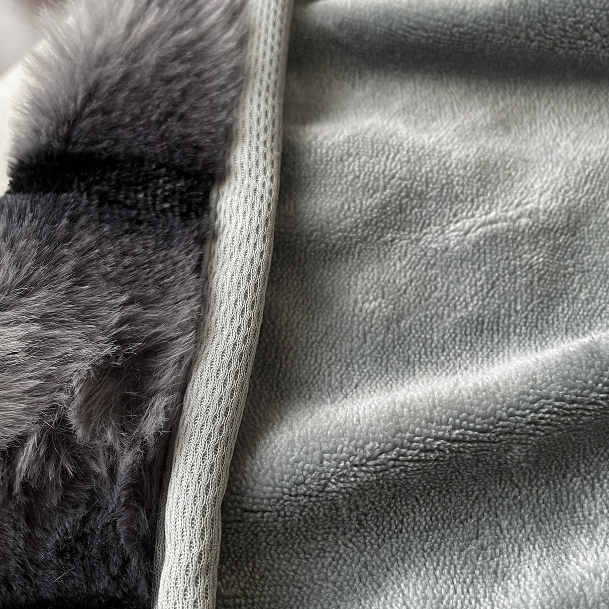 91家纺网 家纺一手货源 找家纺 库里梦家纺 2025新款美拉德托卡斯獭兔毛绒床笠三件套 条纹-深灰