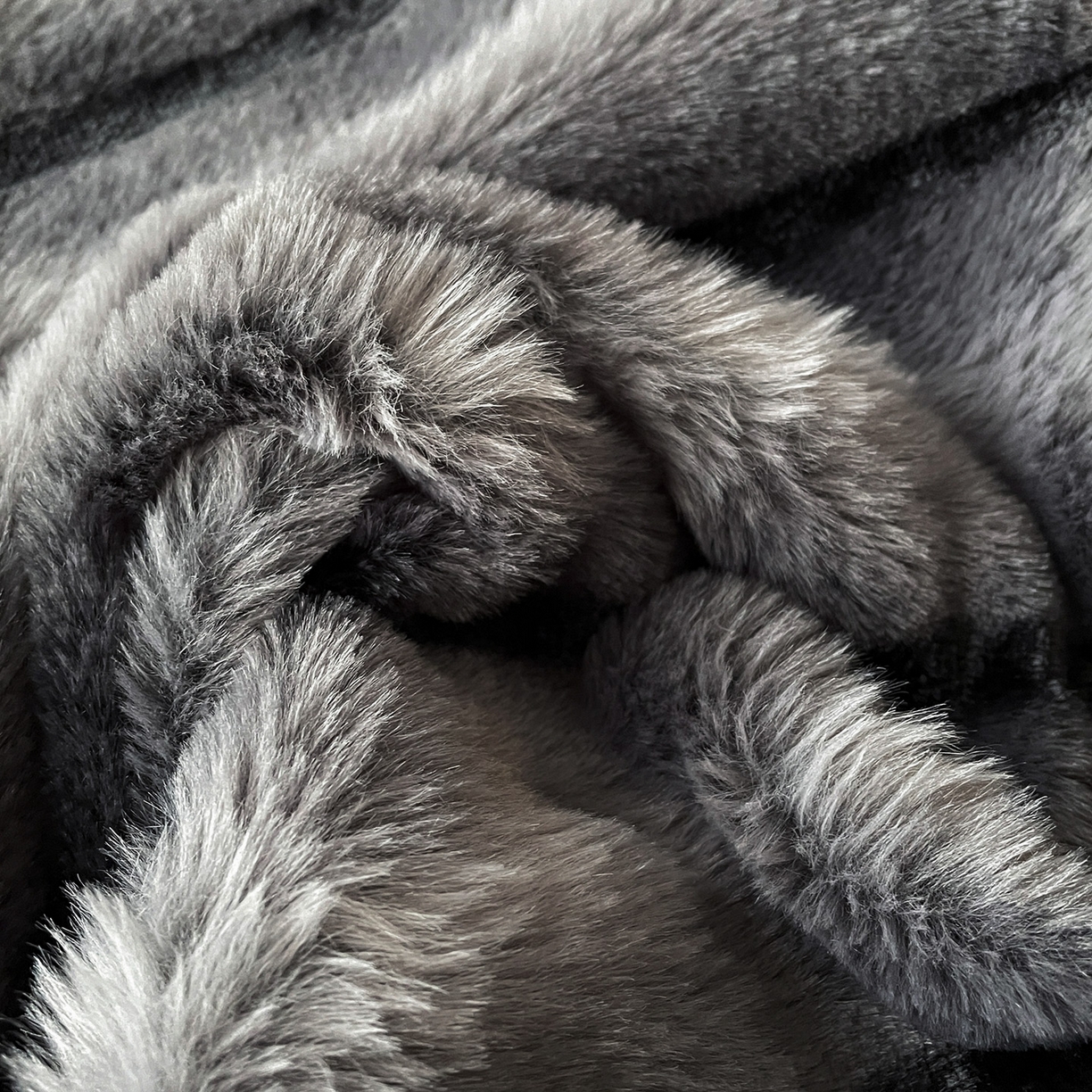 91家纺网 家纺一手货源 找家纺 库里梦家纺 2025新款美拉德托卡斯獭兔毛绒床笠三件套 条纹-深灰