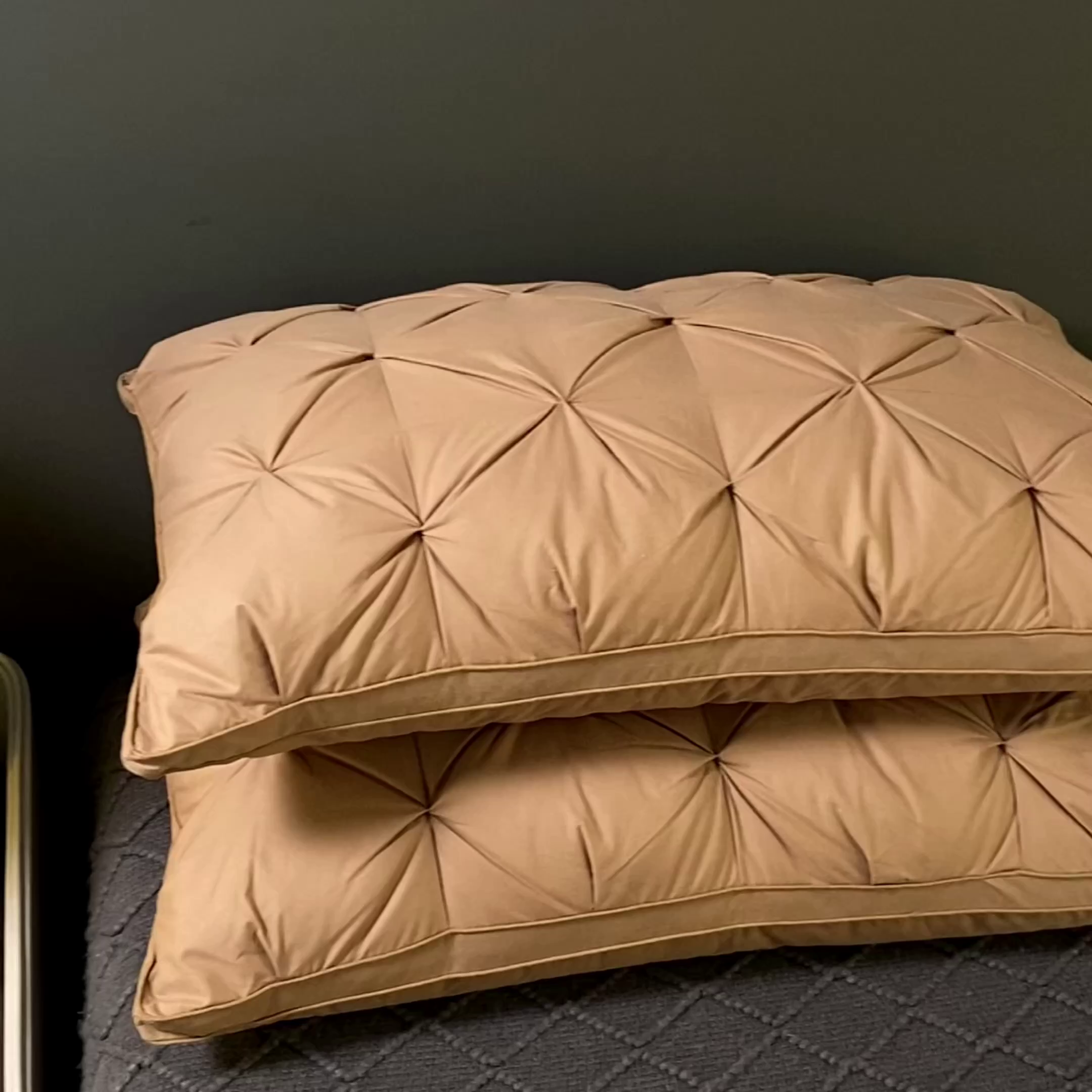 91家纺网 家纺一手货源 找家纺 顺发床垫 2025新款全棉纯棉立体扭花枕头枕芯 咖色