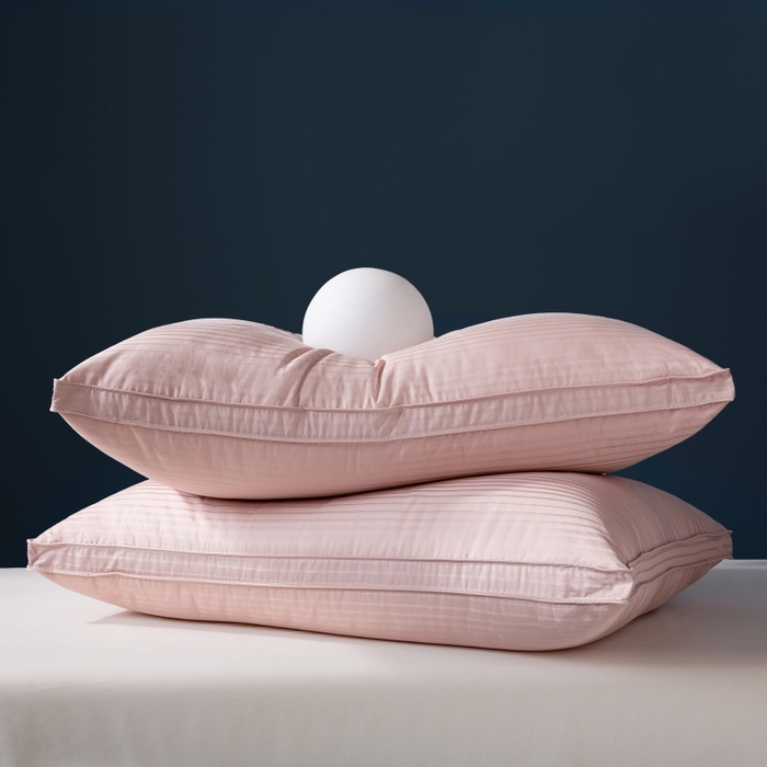 91家纺网 家纺一手货源 找家纺 顺发床垫 2025秋冬热款纯色蓬松舒适羽毛枕中高端优质羽毛枕 粉色