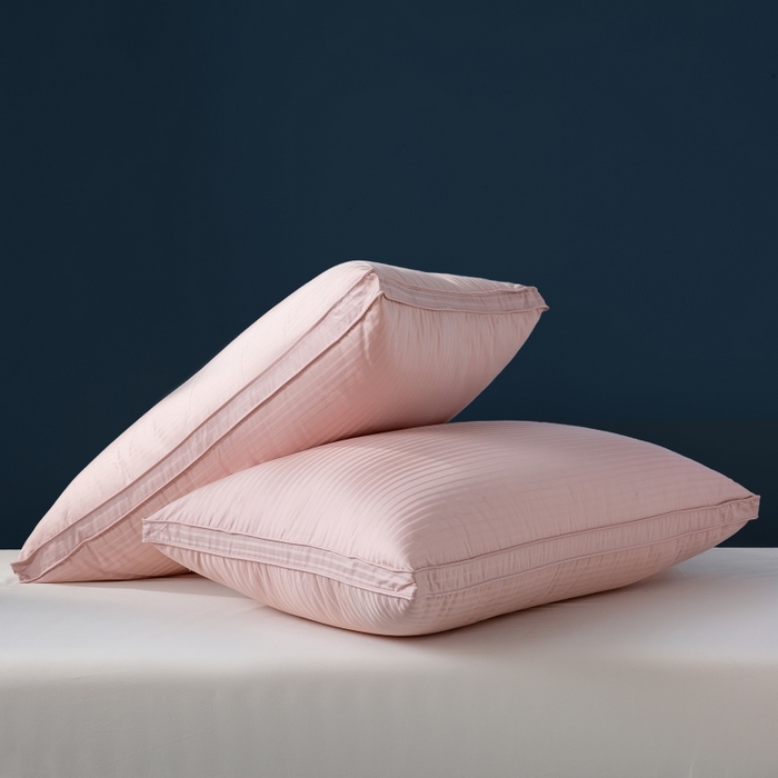91家纺网 家纺一手货源 找家纺 顺发床垫 2025秋冬热款纯色蓬松舒适羽毛枕中高端优质羽毛枕 粉色