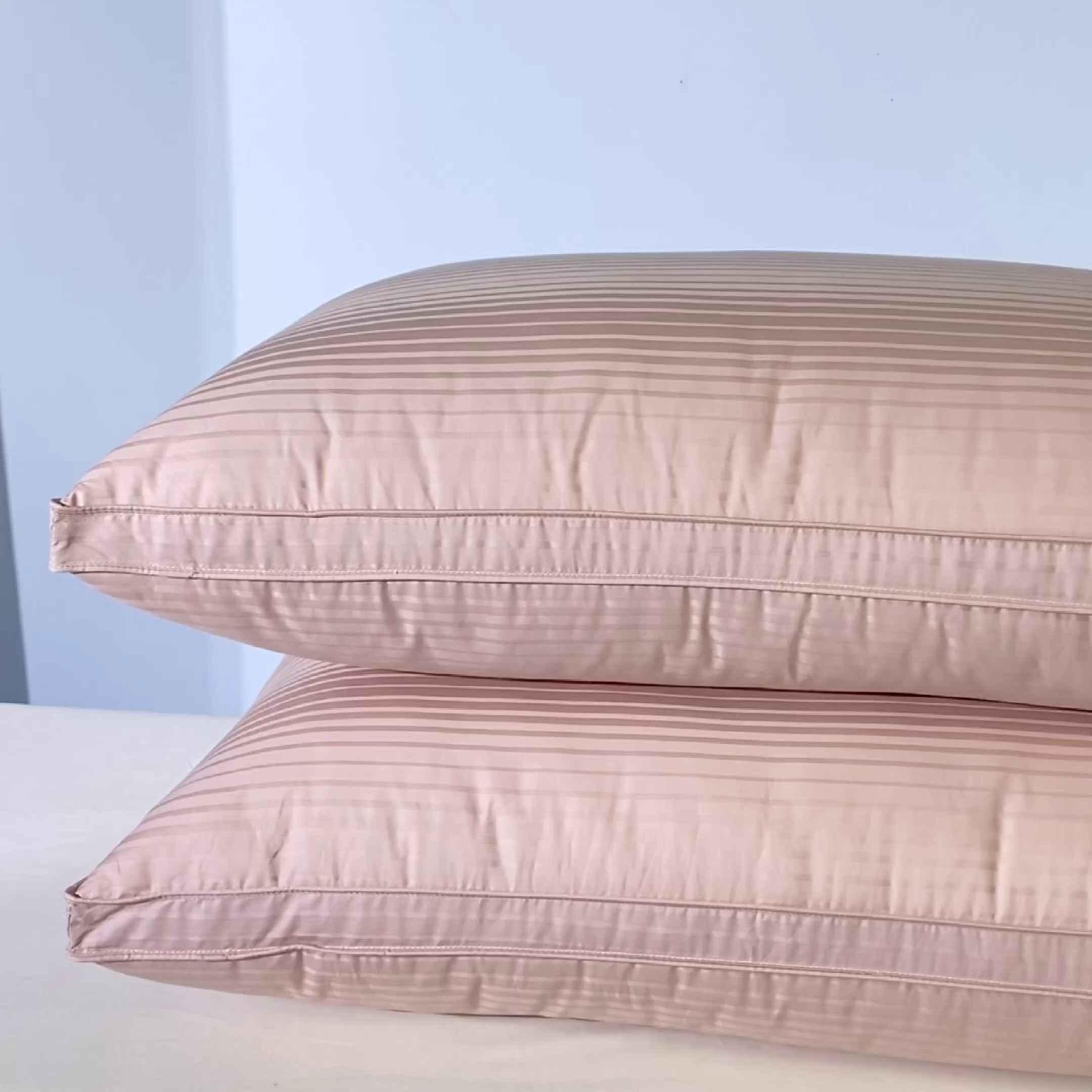 91家纺网 家纺一手货源 找家纺 顺发床垫 2025秋冬热款纯色蓬松舒适羽毛枕中高端优质羽毛枕 粉色