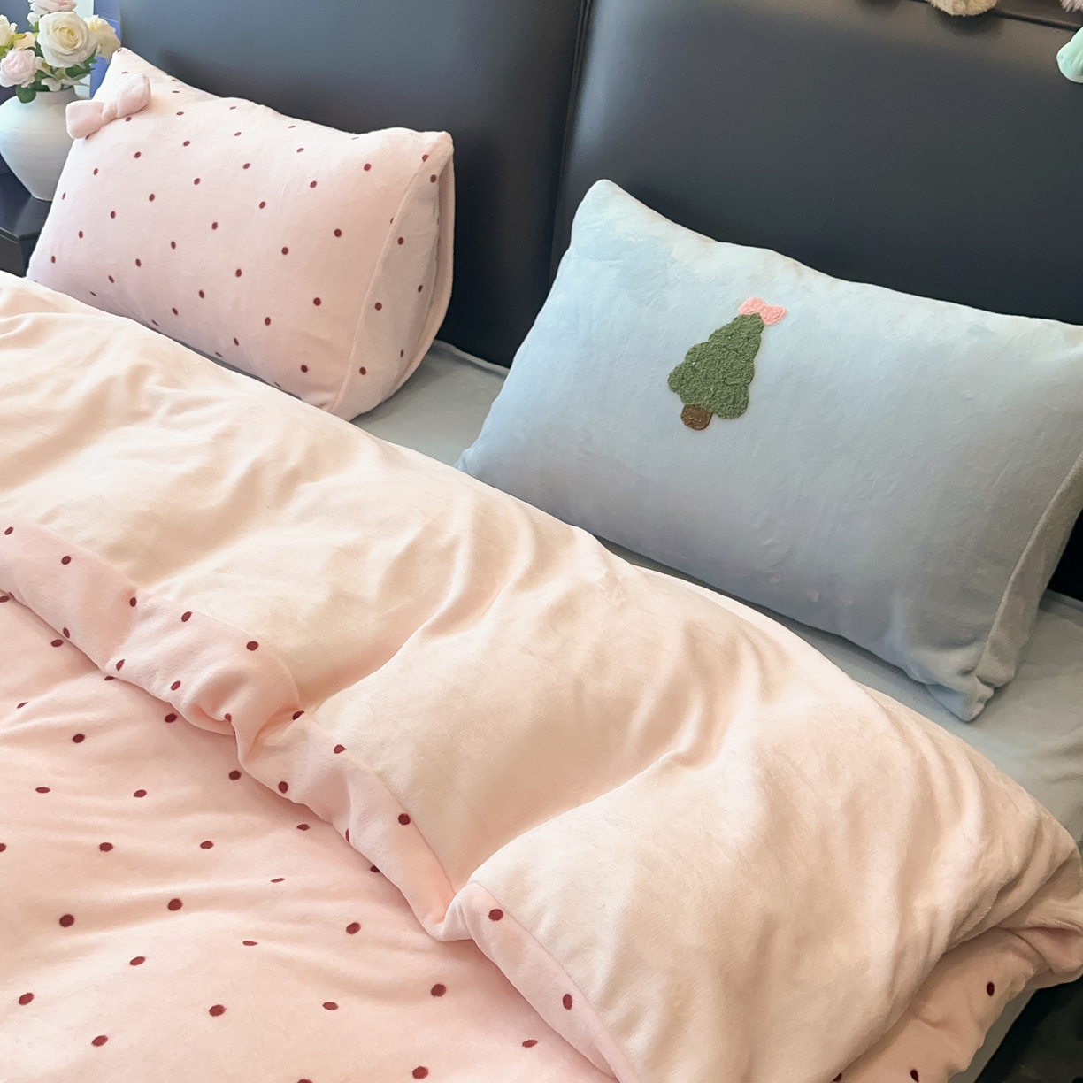 91家纺网 家纺一手货源 找家纺 （总）子钦家纺 2025新款加厚牛奶绒四件套-圣诞小熊（风格二）