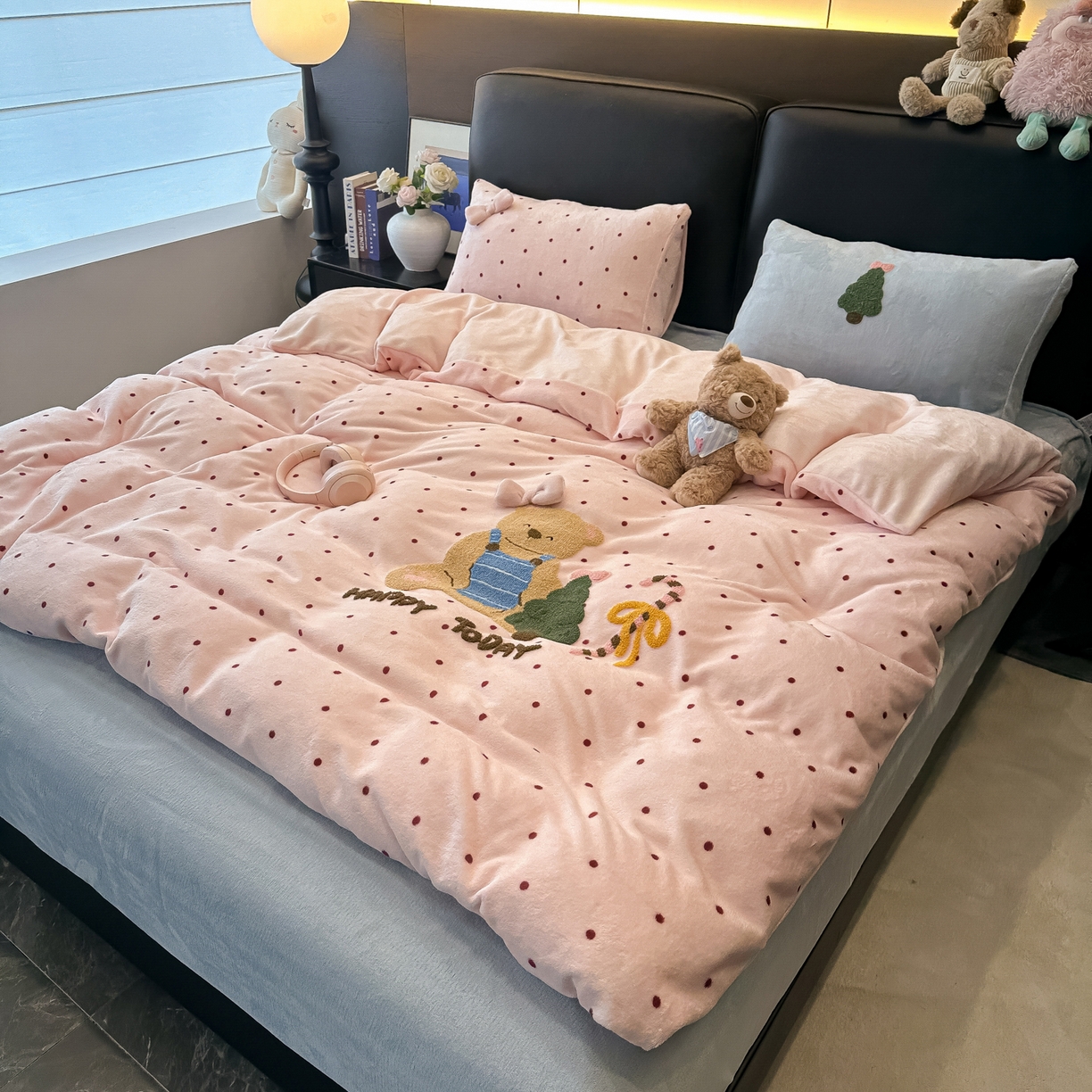 91家纺网 家纺一手货源 找家纺 （总）子钦家纺 2025新款加厚牛奶绒四件套-圣诞小熊（风格二）