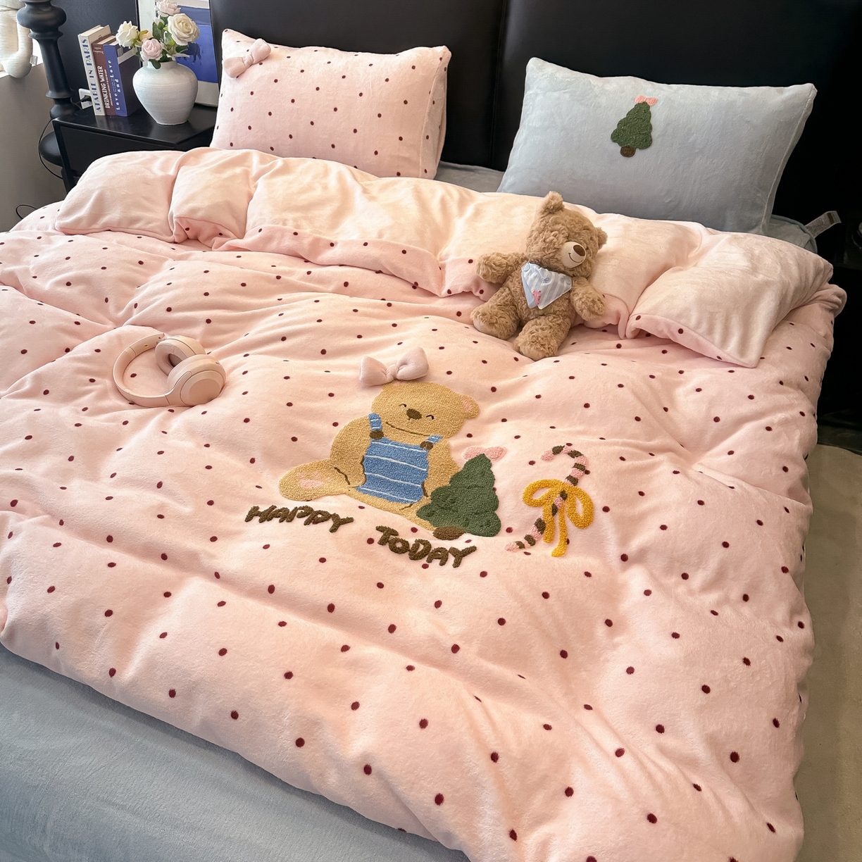 91家纺网 家纺一手货源 找家纺 （总）子钦家纺 2025新款加厚牛奶绒四件套-圣诞小熊（风格二）