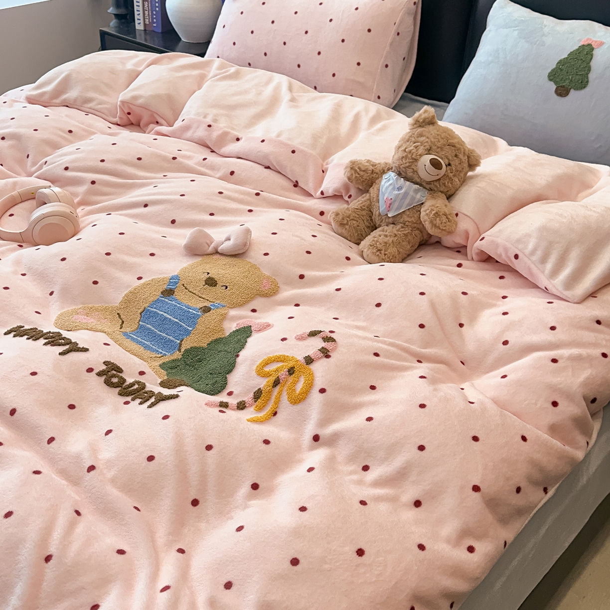 91家纺网 家纺一手货源 找家纺 （总）子钦家纺 2025新款加厚牛奶绒四件套-圣诞小熊（风格二）