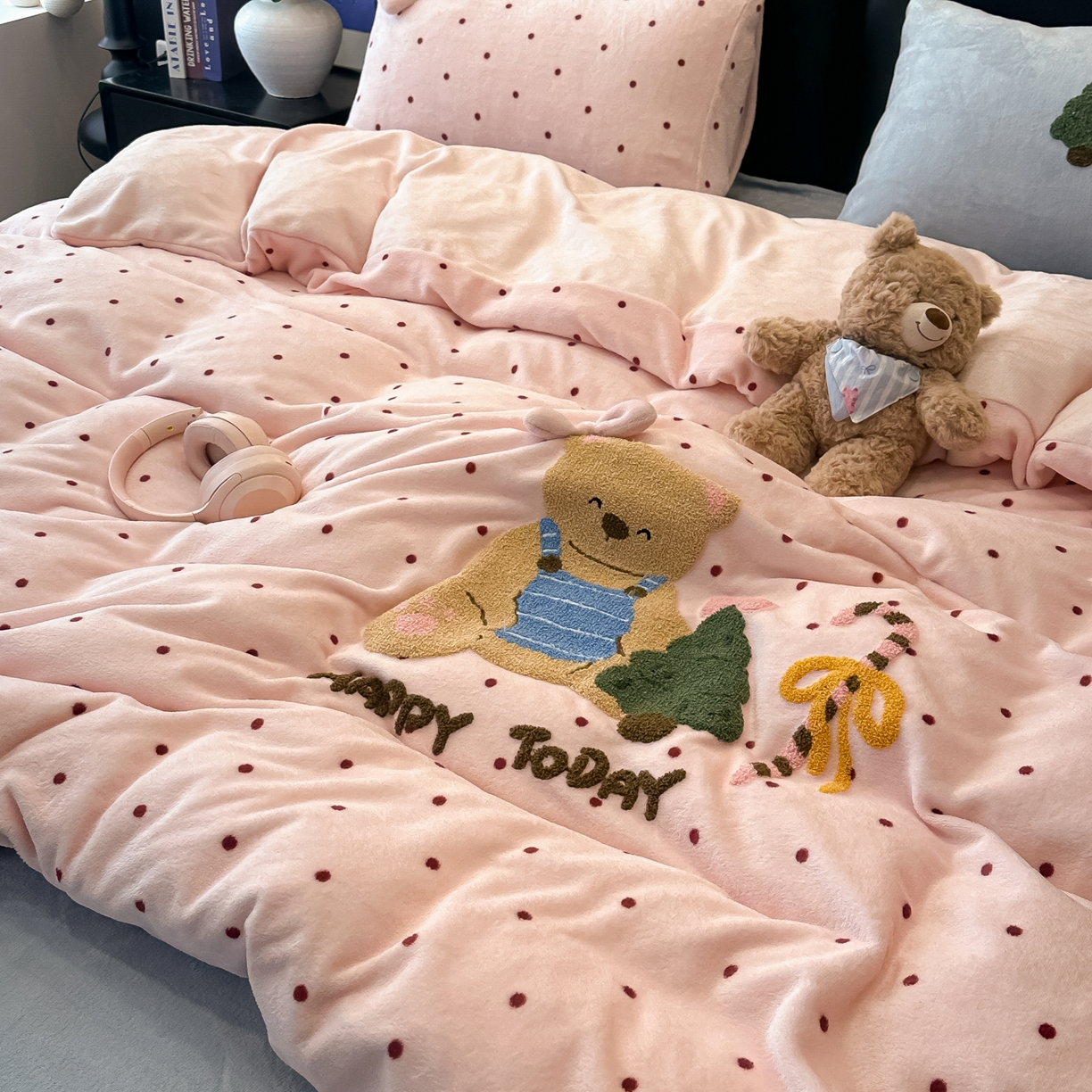 91家纺网 家纺一手货源 找家纺 （总）子钦家纺 2025新款加厚牛奶绒四件套-圣诞小熊（风格二）