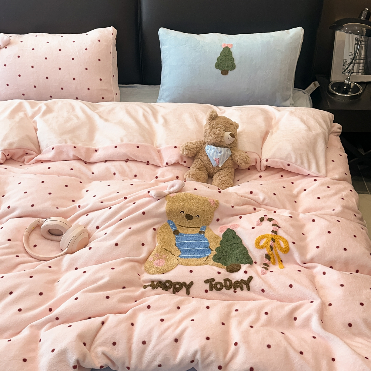 91家纺网 家纺一手货源 找家纺 （总）子钦家纺 2025新款加厚牛奶绒四件套-圣诞小熊（风格二）