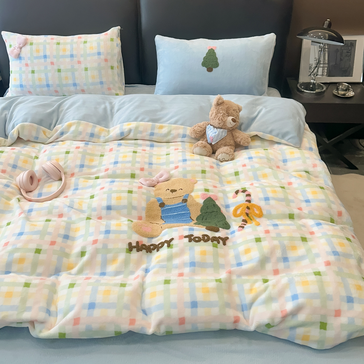 91家纺网 家纺一手货源 找家纺 （总）子钦家纺 2025新款加厚牛奶绒四件套-圣诞小熊（风格二）