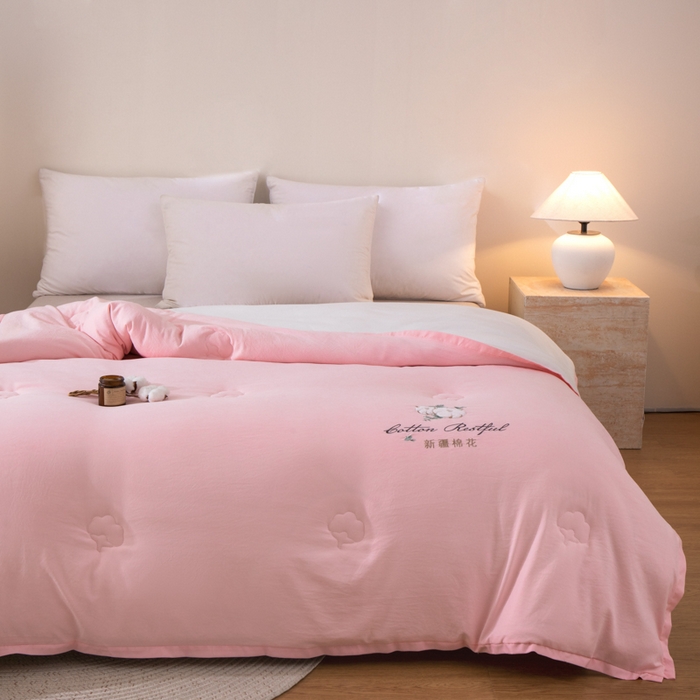 91家纺网 家纺一手货源 找家纺 衿成家纺 2025新款如沐暖阳新疆棉花被子被芯 粉拼白