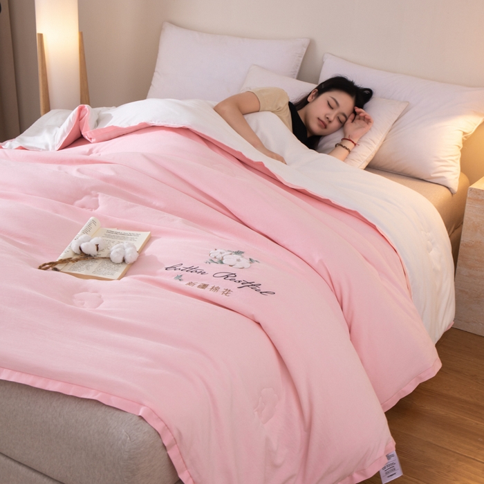 91家纺网 家纺一手货源 找家纺 衿成家纺 2025新款如沐暖阳新疆棉花被子被芯 粉拼白