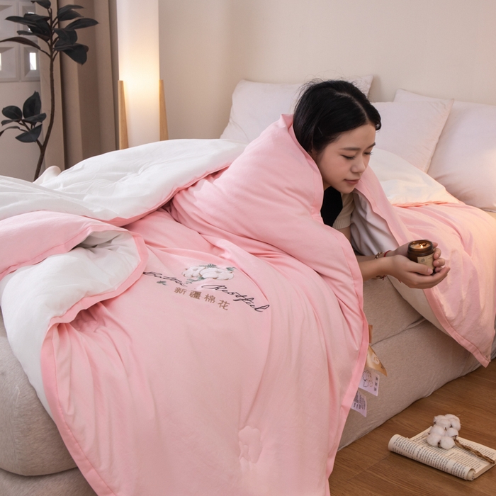 91家纺网 家纺一手货源 找家纺 衿成家纺 2025新款如沐暖阳新疆棉花被子被芯 粉拼白