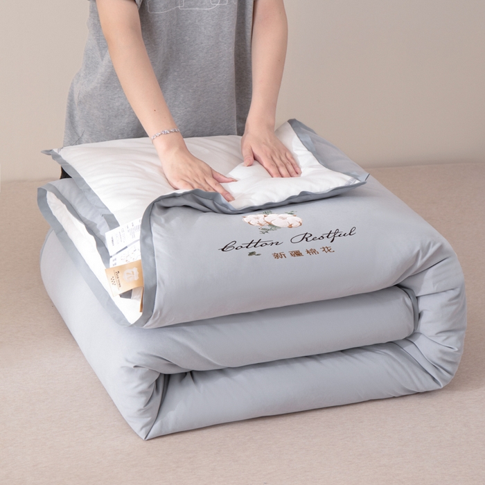 91家纺网 家纺一手货源 找家纺 衿成家纺 2025新款如沐暖阳新疆棉花被子被芯 灰拼白