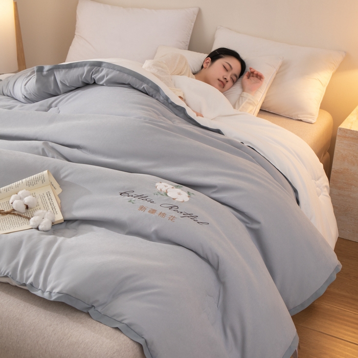 91家纺网 家纺一手货源 找家纺 衿成家纺 2025新款如沐暖阳新疆棉花被子被芯 灰拼白