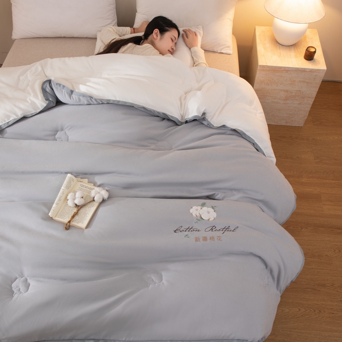 91家纺网 家纺一手货源 找家纺 衿成家纺 2025新款如沐暖阳新疆棉花被子被芯 灰拼白