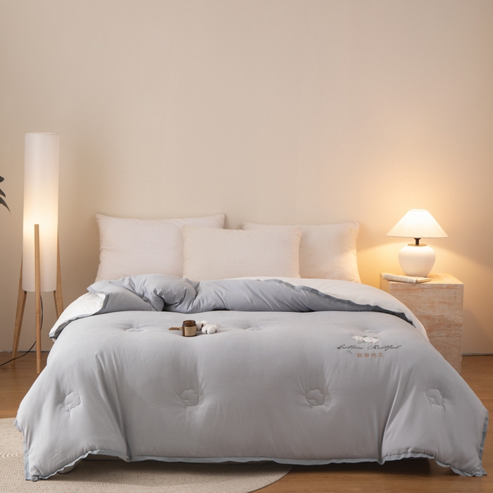 91家纺网 家纺一手货源 找家纺 衿成家纺 2025新款如沐暖阳新疆棉花被子被芯 灰拼白