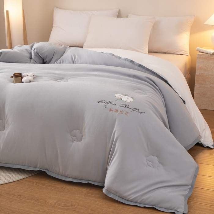 91家纺网 家纺一手货源 找家纺 衿成家纺 2025新款如沐暖阳新疆棉花被子被芯 灰拼白