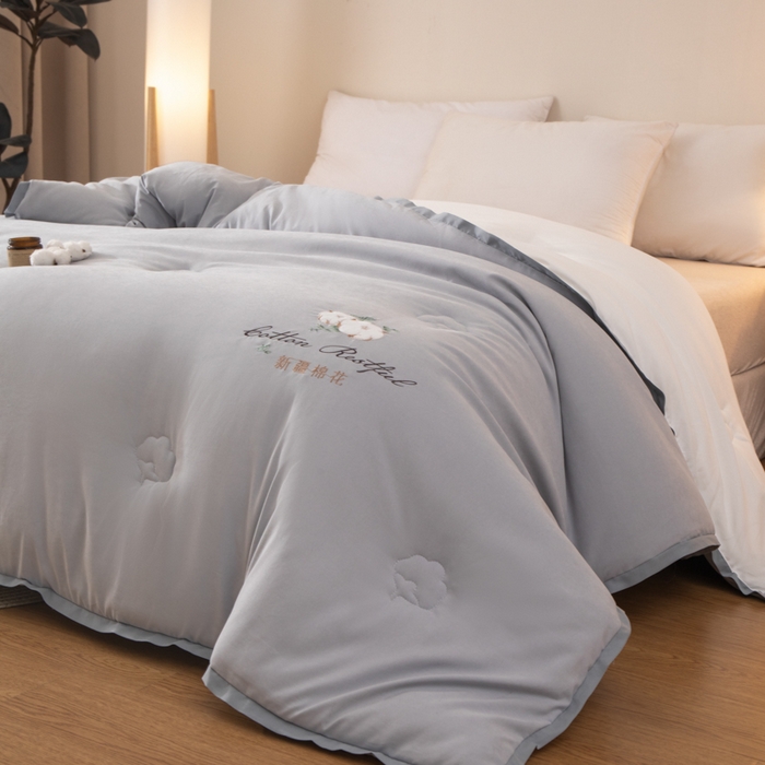 91家纺网 家纺一手货源 找家纺 衿成家纺 2025新款如沐暖阳新疆棉花被子被芯 灰拼白