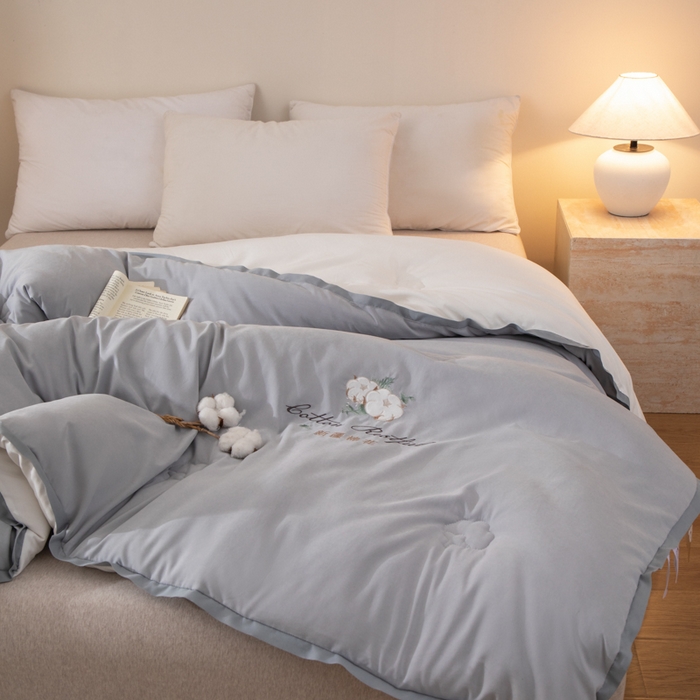 91家纺网 家纺一手货源 找家纺 衿成家纺 2025新款如沐暖阳新疆棉花被子被芯 灰拼白