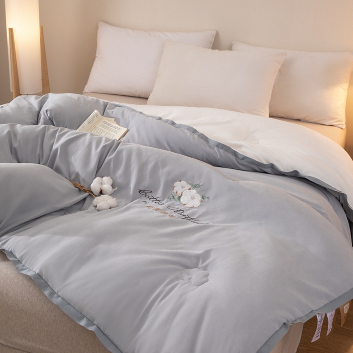 91家纺网 家纺一手货源 找家纺 衿成家纺 2025新款如沐暖阳新疆棉花被子被芯 灰拼白