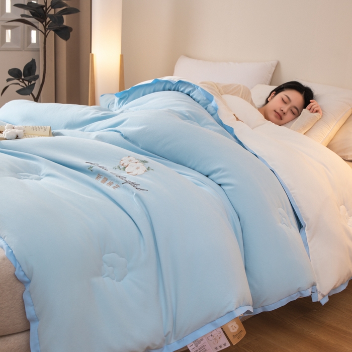 91家纺网 家纺一手货源 找家纺 衿成家纺 2025新款如沐暖阳新疆棉花被子被芯 蓝拼白