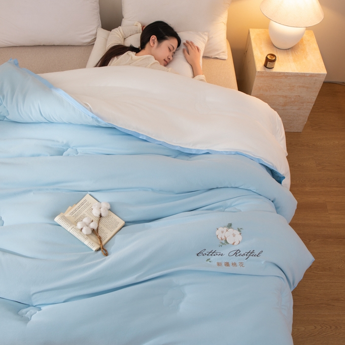 91家纺网 家纺一手货源 找家纺 衿成家纺 2025新款如沐暖阳新疆棉花被子被芯 蓝拼白