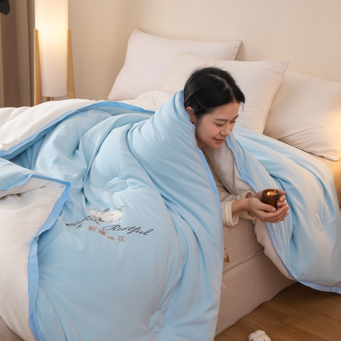 91家纺网 家纺一手货源 找家纺 衿成家纺 2025新款如沐暖阳新疆棉花被子被芯 蓝拼白