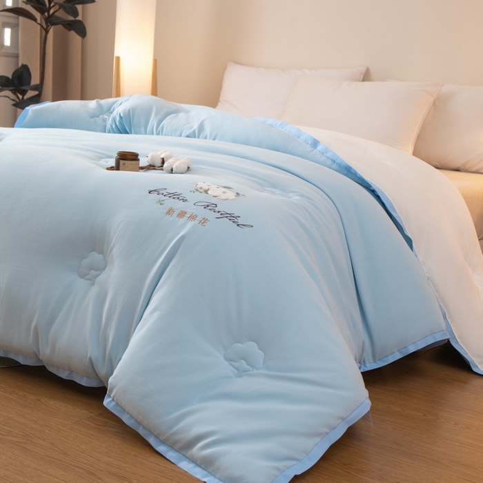 91家纺网 家纺一手货源 找家纺 衿成家纺 2025新款如沐暖阳新疆棉花被子被芯 蓝拼白