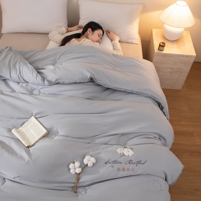 91家纺网 家纺一手货源 找家纺 衿成家纺 2025新款如沐暖阳新疆棉花被子被芯 绅士灰