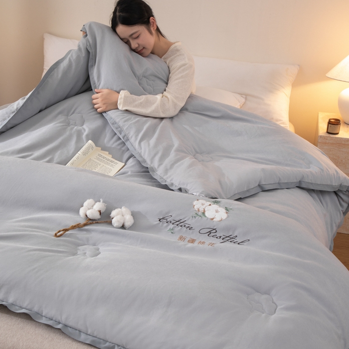 91家纺网 家纺一手货源 找家纺 衿成家纺 2025新款如沐暖阳新疆棉花被子被芯 绅士灰