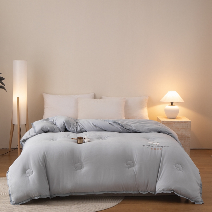 91家纺网 家纺一手货源 找家纺 衿成家纺 2025新款如沐暖阳新疆棉花被子被芯 绅士灰