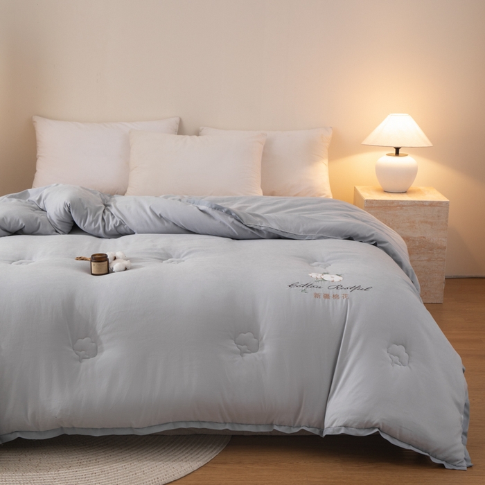 91家纺网 家纺一手货源 找家纺 衿成家纺 2025新款如沐暖阳新疆棉花被子被芯 绅士灰