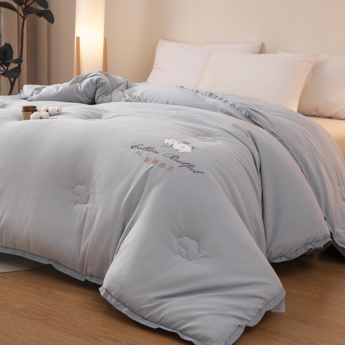 91家纺网 家纺一手货源 找家纺 衿成家纺 2025新款如沐暖阳新疆棉花被子被芯 绅士灰