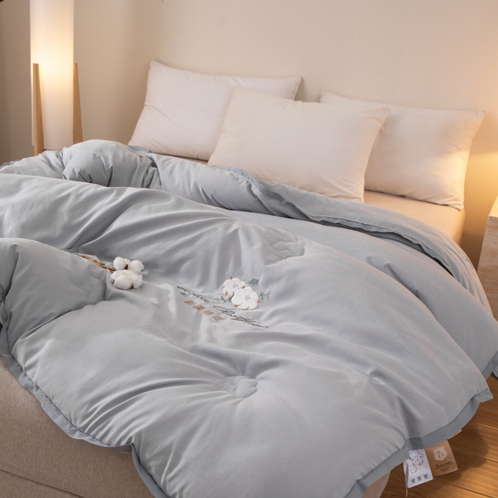 91家纺网 家纺一手货源 找家纺 衿成家纺 2025新款如沐暖阳新疆棉花被子被芯 绅士灰