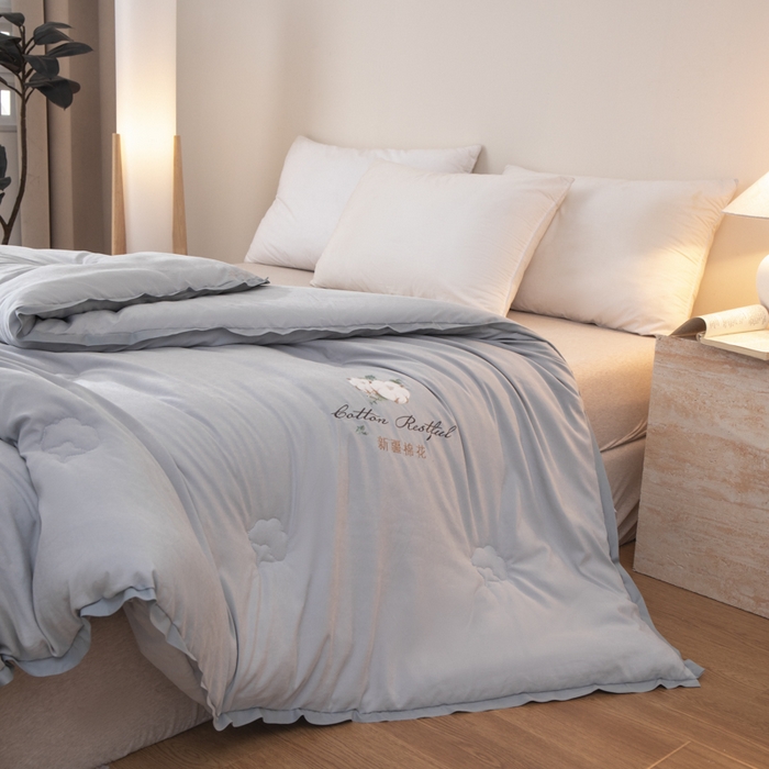 91家纺网 家纺一手货源 找家纺 衿成家纺 2025新款如沐暖阳新疆棉花被子被芯 绅士灰