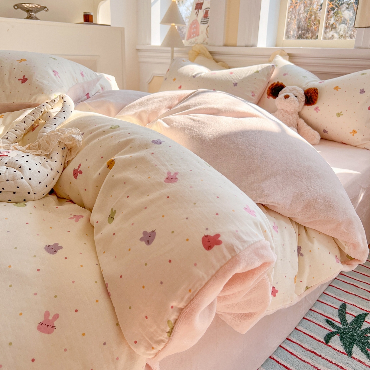 91家纺网 家纺一手货源 找家纺 金丝鸟家纺 2025新款全棉双层纱加牛奶绒四件套 彩色小兔子