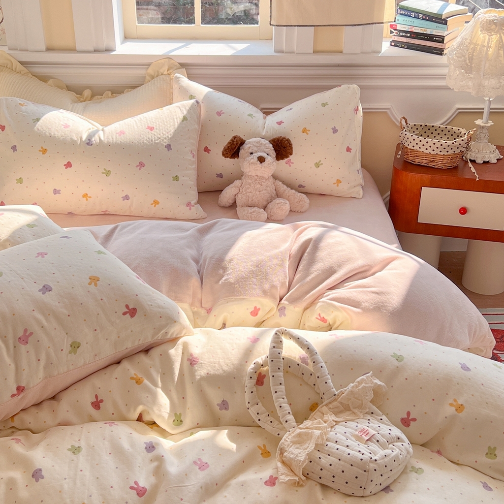 91家纺网 家纺一手货源 找家纺 金丝鸟家纺 2025新款全棉双层纱加牛奶绒四件套 彩色小兔子