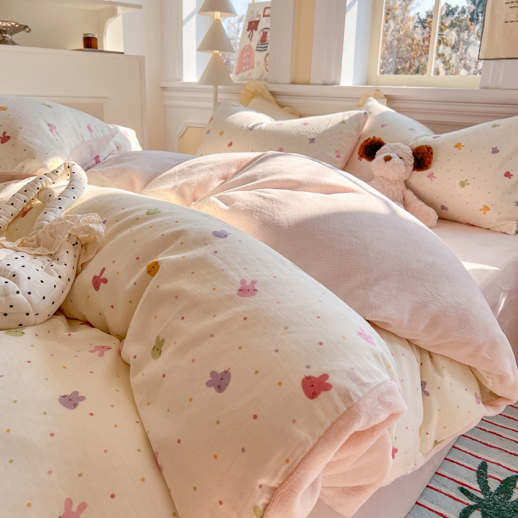 91家纺网 家纺一手货源 找家纺 金丝鸟家纺 2025新款全棉双层纱加牛奶绒四件套 彩色小兔子