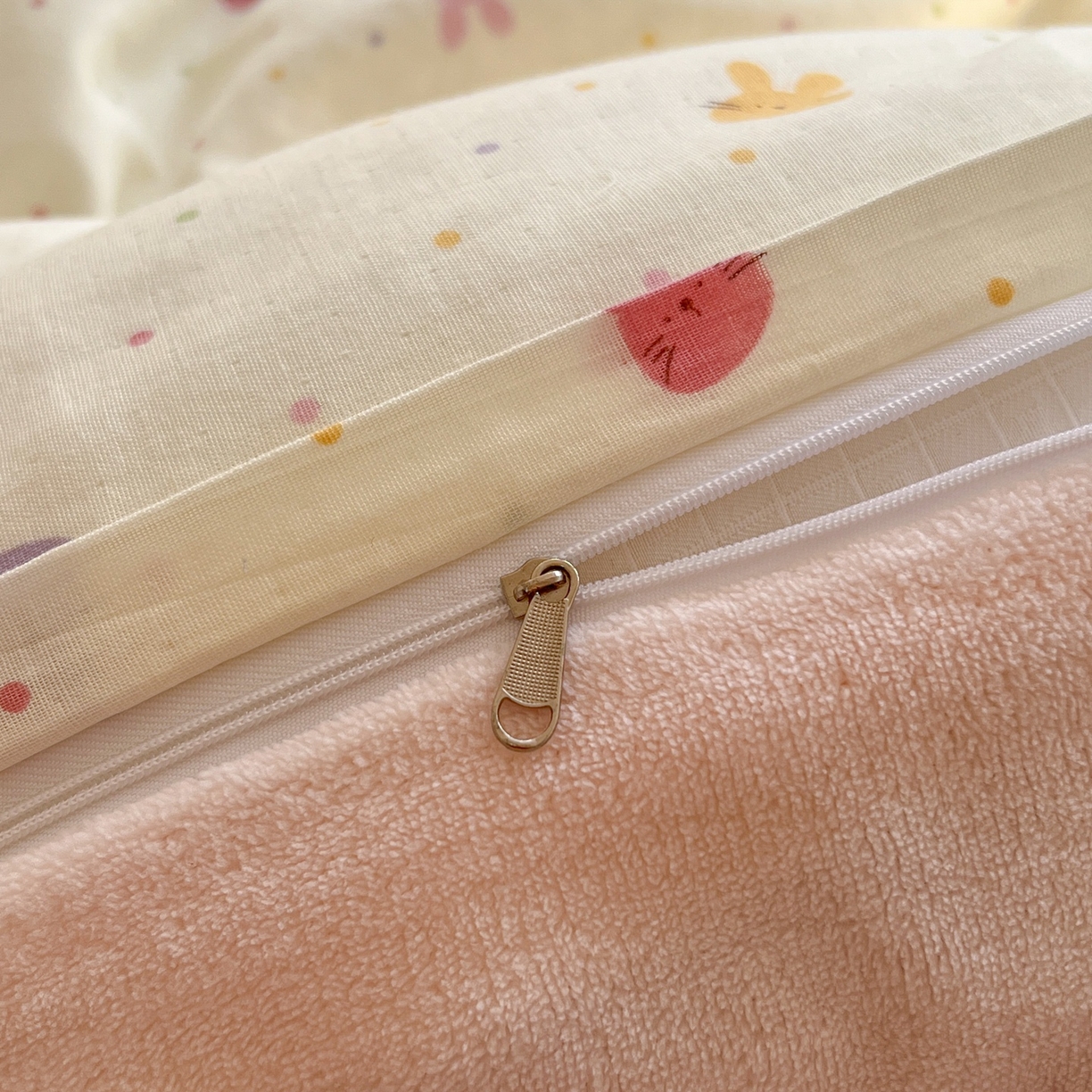 91家纺网 家纺一手货源 找家纺 金丝鸟家纺 2025新款全棉双层纱加牛奶绒四件套 彩色小兔子