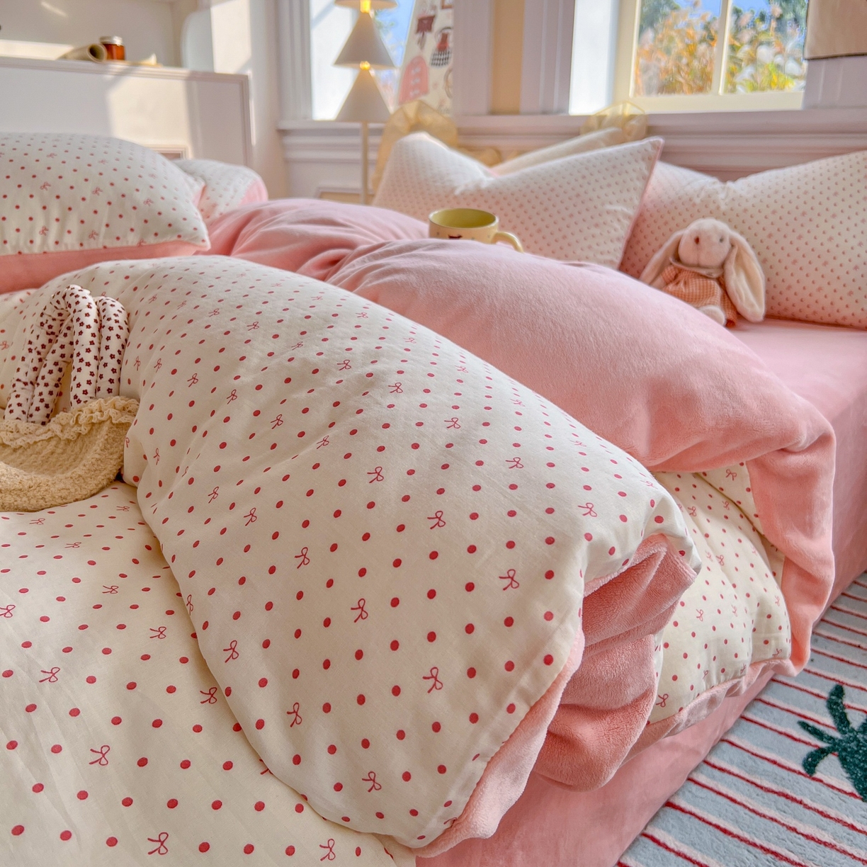 91家纺网 家纺一手货源 找家纺 金丝鸟家纺 2025新款全棉双层纱加牛奶绒四件套 点点礼物 粉