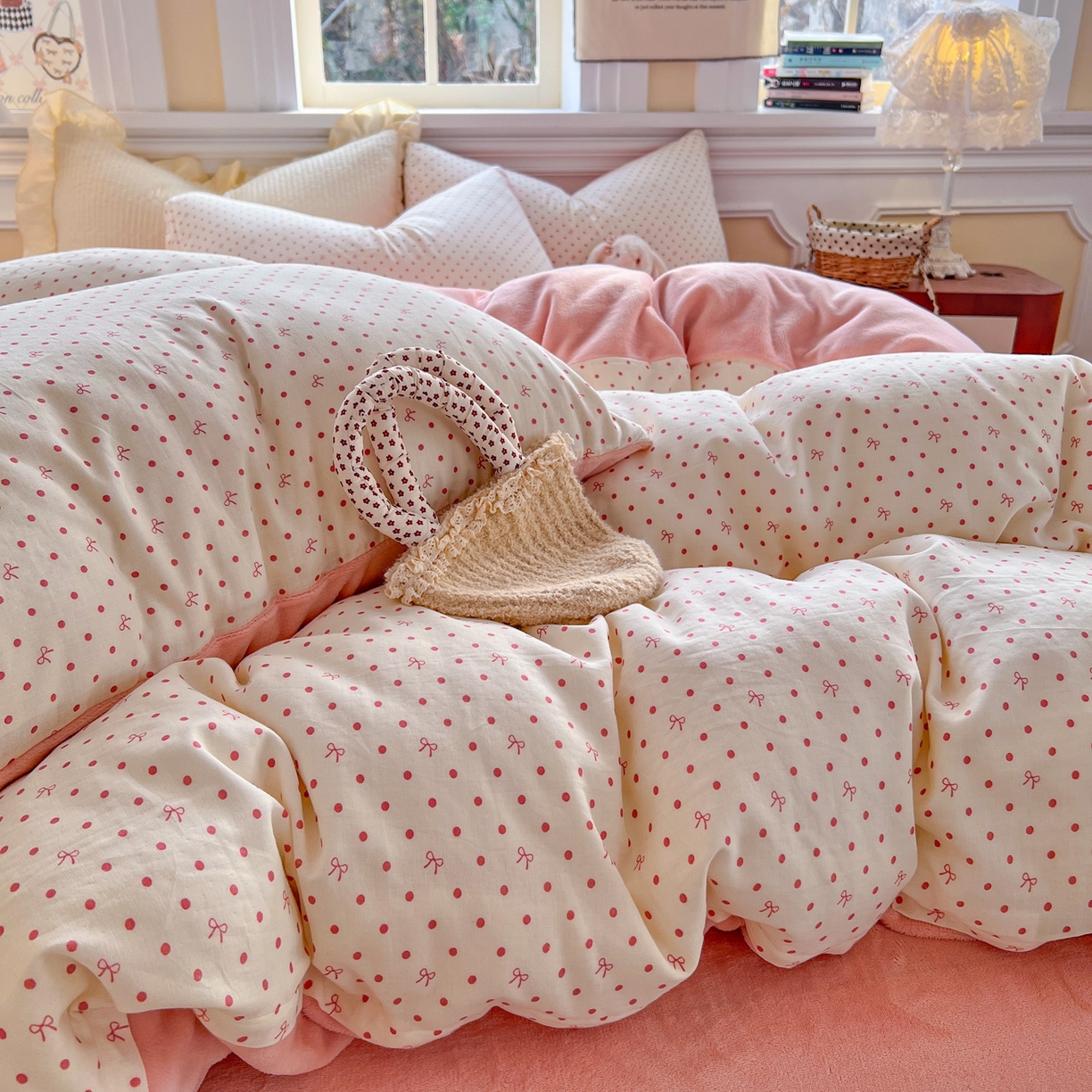 91家纺网 家纺一手货源 找家纺 金丝鸟家纺 2025新款全棉双层纱加牛奶绒四件套 点点礼物 粉