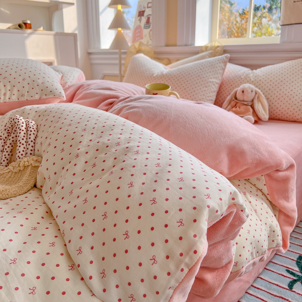 91家纺网 家纺一手货源 找家纺 金丝鸟家纺 2025新款全棉双层纱加牛奶绒四件套 点点礼物 粉