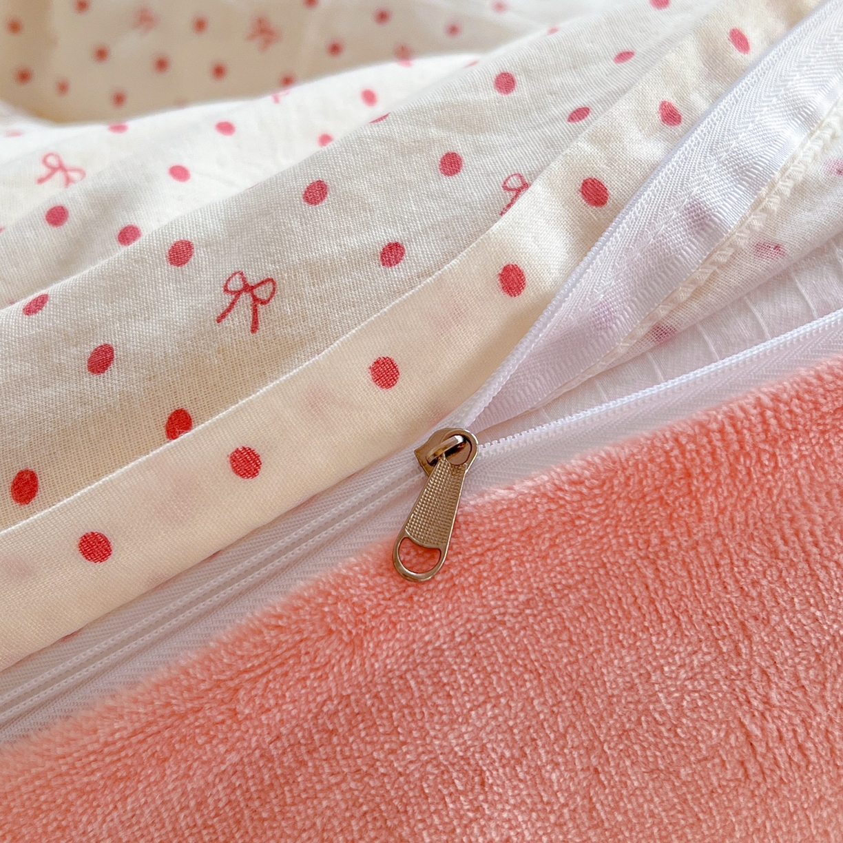 91家纺网 家纺一手货源 找家纺 金丝鸟家纺 2025新款全棉双层纱加牛奶绒四件套 点点礼物 粉