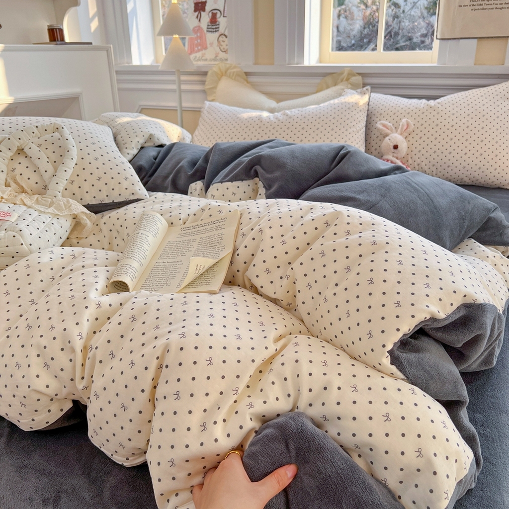 91家纺网 家纺一手货源 找家纺 金丝鸟家纺 2025新款全棉双层纱加牛奶绒四件套 点点礼物 黑