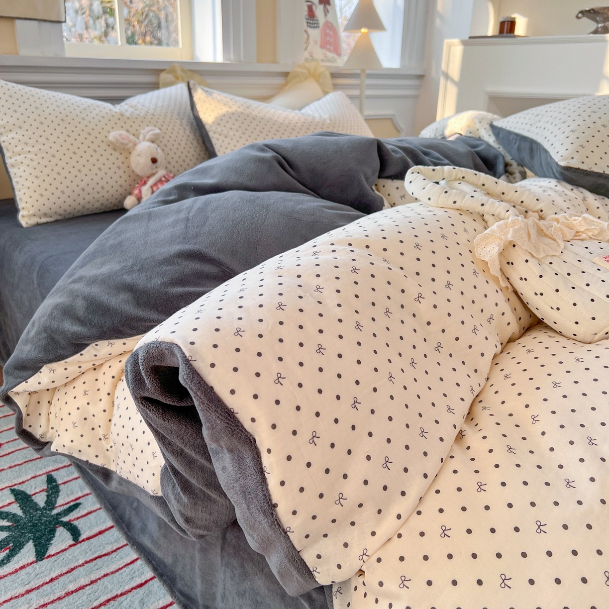 91家纺网 家纺一手货源 找家纺 金丝鸟家纺 2025新款全棉双层纱加牛奶绒四件套 点点礼物 黑